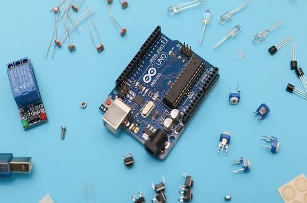 કેન્દ્ર સરકારે ઇલેક્ટ્રોનિક્સ પાર્ટ્સ સ્કીમ હેઠળ પ્રોજેક્ટ્સના પ્રથમ સેટને મંજૂરી આપી, સાત કંપનીઓ રૂ. 5,532 કરોડનું રોકાણ કરશે