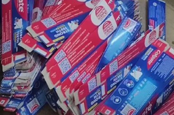 કચ્છ: રાપરમાં ડુપ્લીકેટ કોલગેટ ટૂથપેસ્ટ બનાવતી ફેકટરી ઝડપાઇ, 9.43 લાખનો મુદ્દામાલ કબ્જે