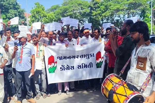 કોંગ્રેસ દ્વારા આક્રોશઃ સરકાર દ્વારા ટેકાના ભાવે મગફળી ખરીદીમાં ખેડૂતોને હળાહળ અન્યાય