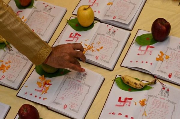 ચોપડા પૂજન: વેપારીઓ-ઉદ્યોગપતિઓ આ સ્પેશિયલ પૂજા ક્યારે અને શા માટે કરે છે? શુભ સમય અને મહત્વ જાણો