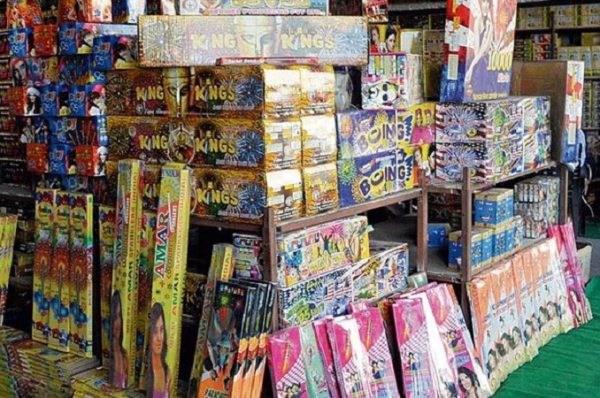 અમદાવાદ-સુરત સહિત 12 શહેરોમાં ફટાકડાના વેપારીઓને ત્યાં GSTનાં દરોડા, 4.33 કરોડની કરચોરી ઝડપાઇ