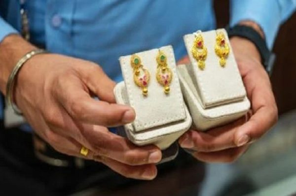 ધનતેરસ 2025: ગ્રાહકોએ રેકોર્ડ 1 લાખ કરોડ રૂપિયા ખર્ચ કર્યા