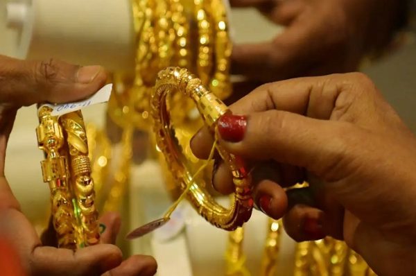 સોનાના ભાવમાં તીવ્ર ઘટાડો થયો, ચાંદીનો ભાવ પણ ગગડ્યો, 24, 22 અને 18 કેરેટ સોનાના ભાવ જાણો