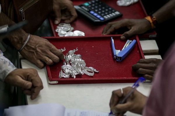 દિવાળી 2025: ધનતેરસ પર ભારતમાં ચાંદીનું વેચાણ બંધ! લંડન બજારમાં ધમાચકડી