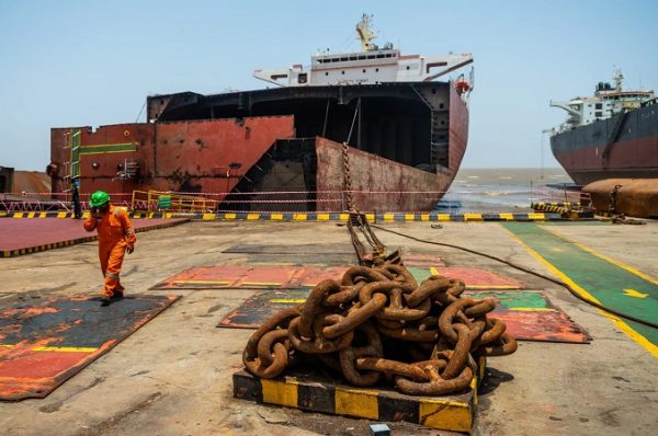 અલંગ માટે મોટો ખતરો બનતા ડાર્ક ફ્લિટ ઓઇલ ટેન્કરો, ઝેરી રસાયણોના કારણે ઉભું થયું મોટું જોખમ