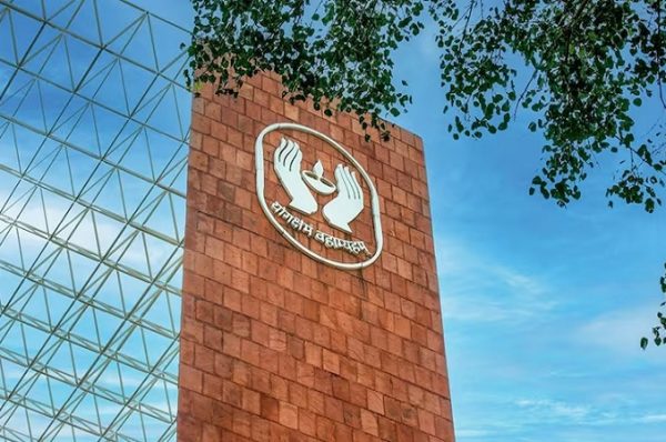 LIC ના પોર્ટફોલિયોમાં બે મોટા ફેરફારો: અદાણી ગ્રુપના શેરમાં હિસ્સો વધારીને 10.5% કર્યો, NBCC માં હિસ્સો ઘટાડીને 4.5% કર્યો