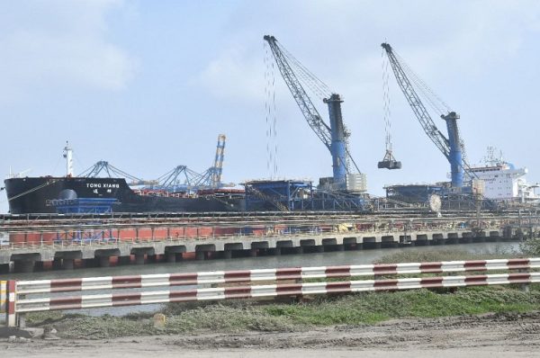 હજીરામાં આવેલું અદાણી પોર્ટ દક્ષિણ ગુજરાતનું સૌથી મોટું ઉદયમાન મલ્ટી-પ્રોડક્ટ કોમર્શિયલ પોર્ટ