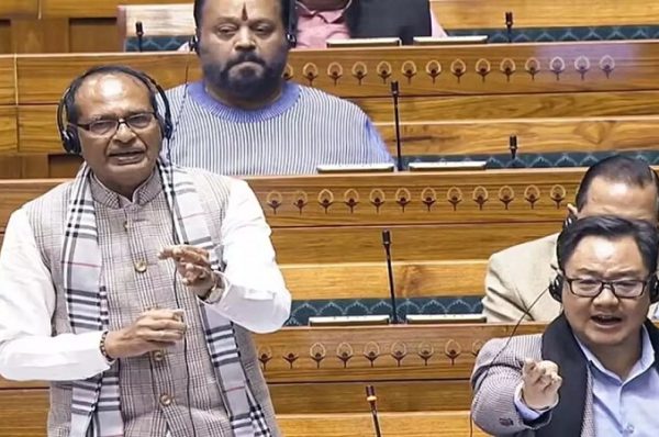 વિપક્ષોનાં ભારે વિરોધ વચ્ચે VB-G રામજી બિલ પસાર, બિલની નકલો બન્ને ગૃહોમાં ફાડી નાખવામાં આવી