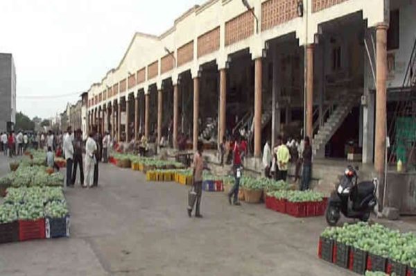 વલસાડ: વેપારીઓનો હક છીનવાયો! વલસાડ APMCમાં દુકાનોનાં ભાડા વધારાથી હાહાકાર