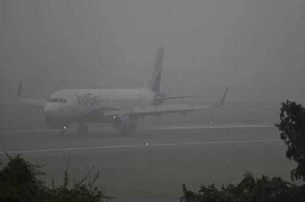 દિલ્હીમાં ગાઢ ધુમ્મસના કારણે હાહાકાર મચી ગયો, 118 ફ્લાઇટ્સ રદ, 200 થી વધુમાં વિલંબ