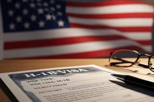 અમેરિકામાં કામ કરતા સેંકડો H-1B વિઝા ધારકો ભારતમાં ફસાયા, જાણો કેમ…