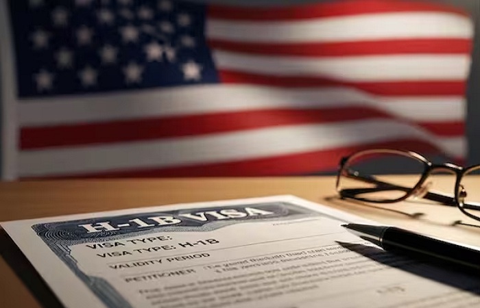 અમેરિકામાં કામ કરતા સેંકડો H-1B વિઝા ધારકો ભારતમાં ફસાયા, જાણો કેમ…