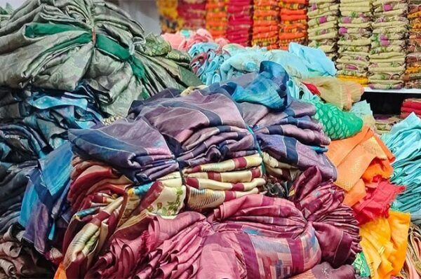 હિન્દુઓ પર દમન મુદ્દે સુરતના ગારમેન્ટ ઉદ્યોગે બાંગ્લાદેશનાં નવા ઓર્ડર પર મારી બ્રેક, માલની સપ્લાય નહીં કરવા આહવાન કર્યું