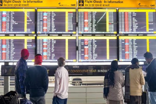 DGCAએ ઇન્ડિગોની ફ્લાઇટ્સમાં 5%નો કર્યો ઘટાડો, એરલાઇન્સને 10 ડિસેમ્બર સુધીમાં રિવાઈઝ્ડ શિડયુલ રજૂ કરવા આદેશ