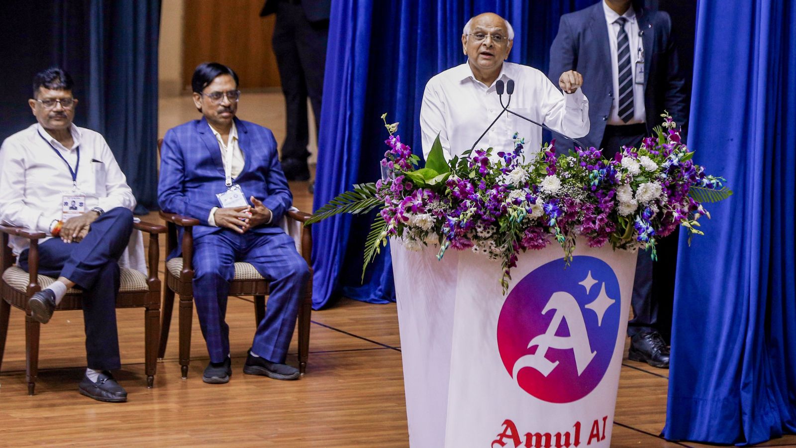 સરલાબહેન, મારી દૂઝણી ગાયના દૂધના જથ્થામાં સાત દિવસથી 50 ટકાનો ઘટાડો થઈ ગયો છે, શું કરી શકાય?