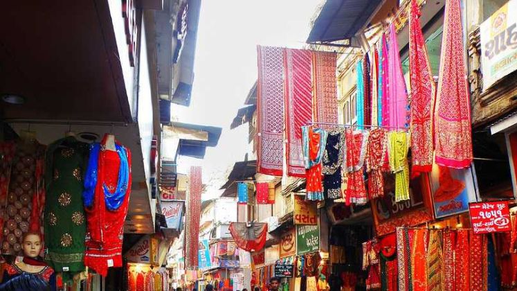 રૂ.૧૨ કરોડના ચૂકવણી કરાવવા બની બેઠેલાં ચાર કોર્ટ  રિસિવરને કોર્ટે તગેડી મૂક્યા