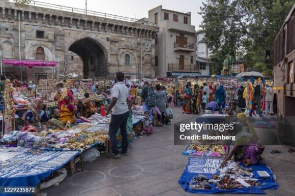 અમ્યુકો અને પોલીસે હટાવેલા ફેરિયાઓએ પાનકોર નાકા પર ફરી અડ્ડો જમાવી દીધો