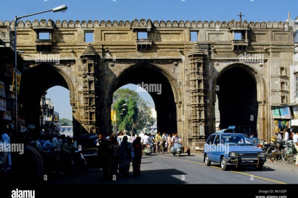 અમદાવાદના પાનકોર નાકાથી ત્રણ દરવાજાના રસ્તા પર બેસતા પાથરણાં વાળાને ખસી જવાની ફરજ પાડી