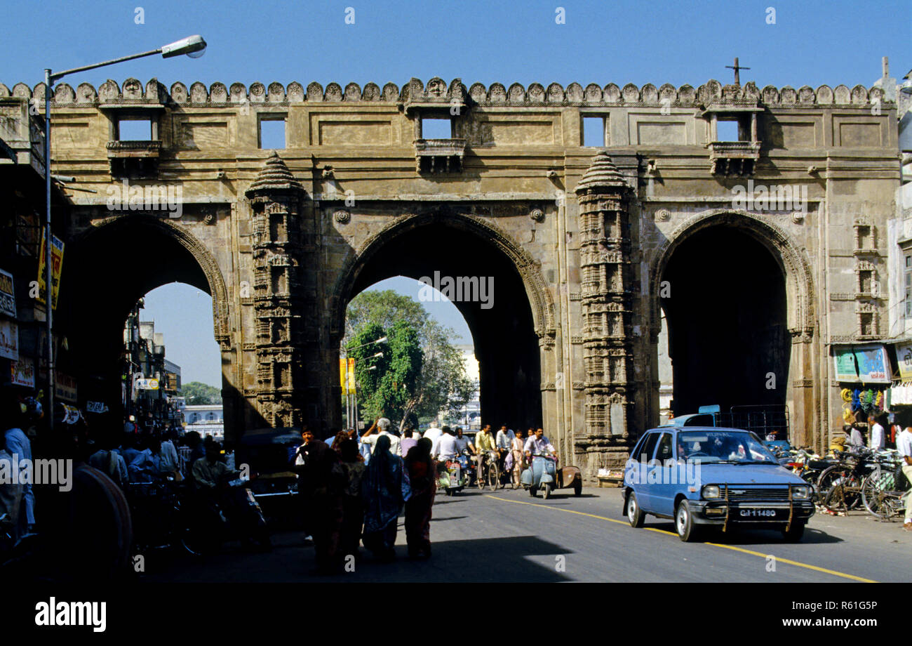 અમદાવાદના પાનકોર નાકાથી ત્રણ દરવાજાના રસ્તા પર બેસતા પાથરણાં વાળાને ખસી જવાની ફરજ પાડી