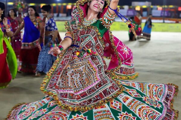 નવરાત્રિમાં ‘રેન્ટ એ ગરબા પાર્ટનર’નો નવો ટ્રેન્ડ કે સાયબર ટ્રેપ?