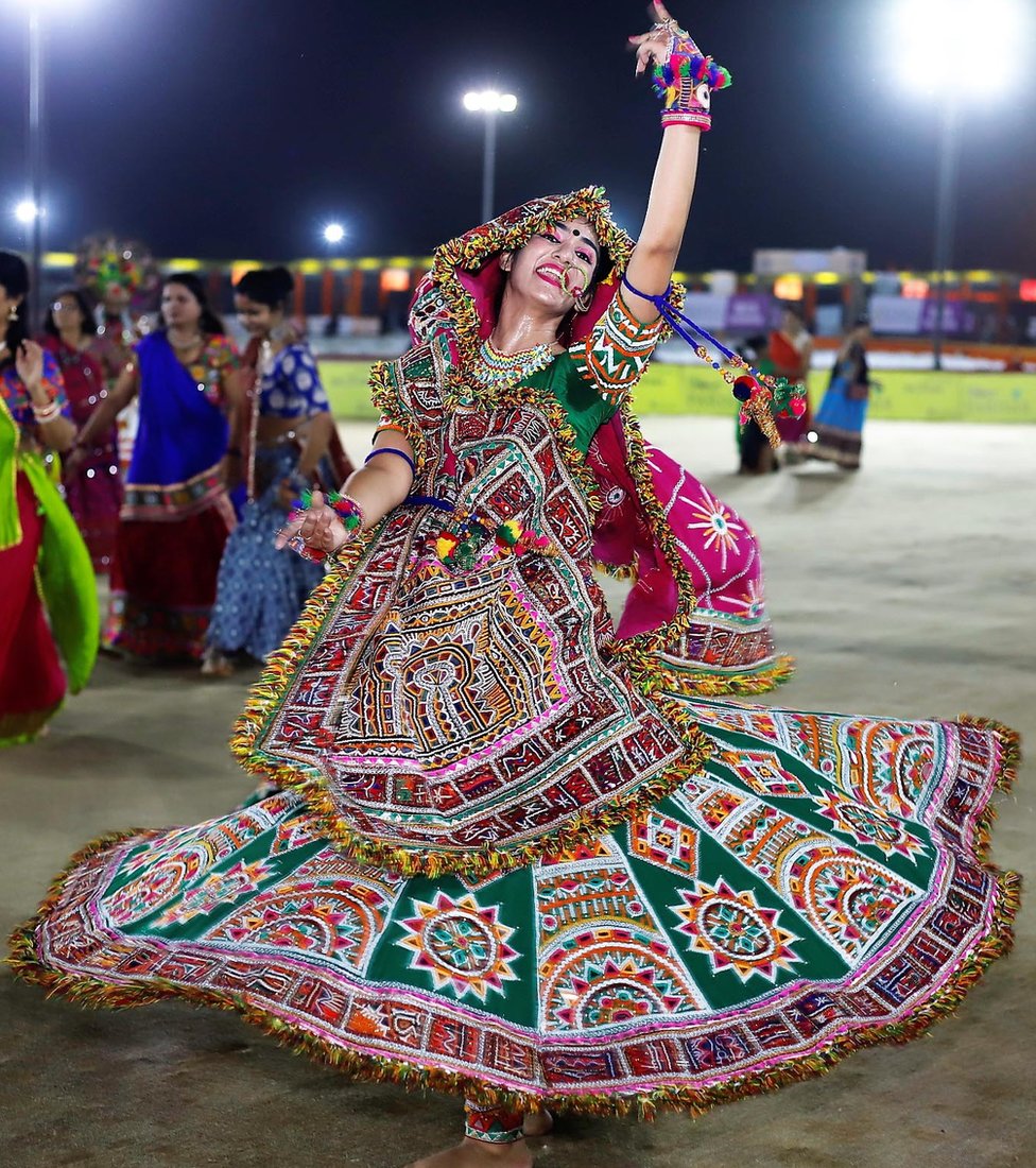 નવરાત્રિમાં ‘રેન્ટ એ ગરબા પાર્ટનર’નો નવો ટ્રેન્ડ કે સાયબર ટ્રેપ?